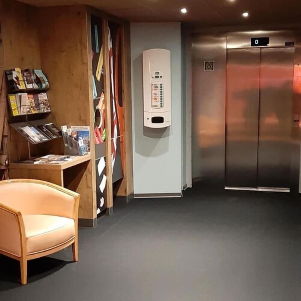 Hotel Ibis Arles Esterno foto