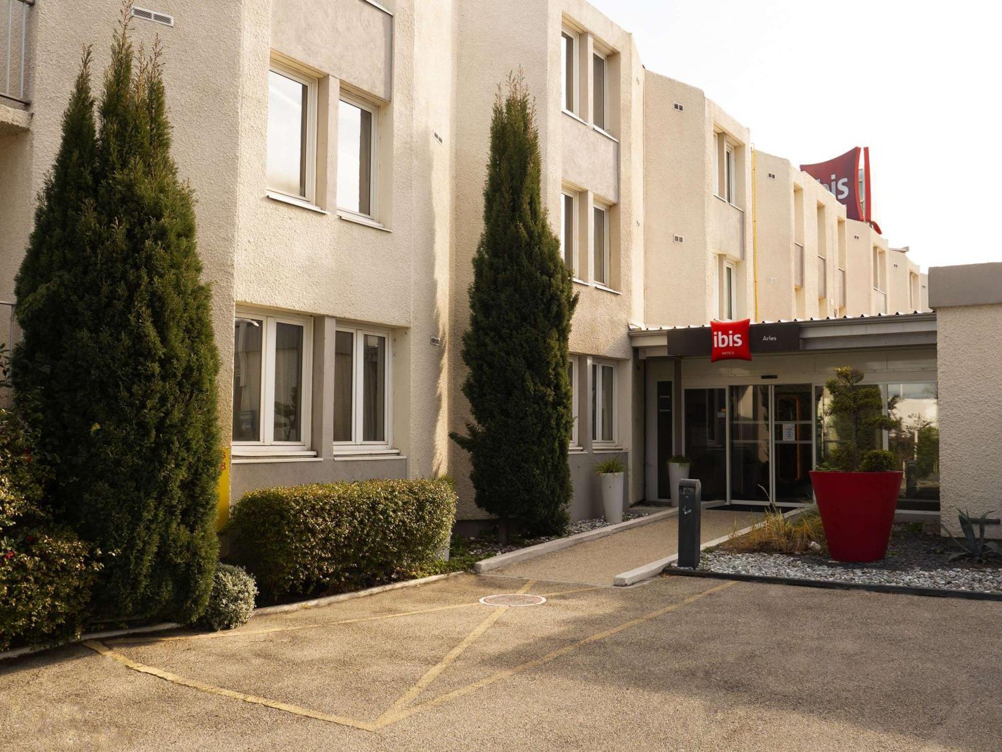 Hotel Ibis Arles Esterno foto